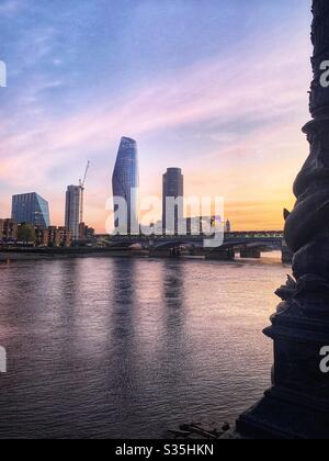 River Thames, Blackfriars Bridge et un Blackfriars au coucher du soleil, Londres, Royaume-Uni Banque D'Images