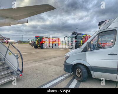 Moteurs d'incendie d'aéroport répondant à une urgence sur la piste. Banque D'Images
