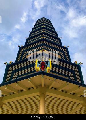La Grande pagode, Kew Royal Botanic Gardens, Londres. Une vue unique de la pagode qui atteint un ciel bleu, mettant en évidence les dragons qui ornent la structure. Banque D'Images