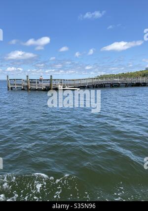 Long quai en bois au-dessus du golfe du Mexique avec un pêcheur sur la jetée Banque D'Images