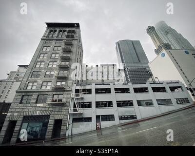 LOS ANGELES, CA, APR 2020: Immeuble d'appartements Metro 417, anciennement terminal ferroviaire, et structure de stationnement à l'angle de la 4ème rue et Hill St dans le centre-ville. Gratte-ciel en arrière-plan Banque D'Images