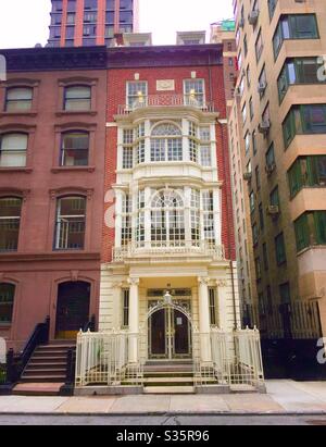 Le club de collectionneurs est une belle pierre brune bien entretenue sur la E. 35ème rue dans le quartier de Murray Hill, conçue par McKim Mead et blanc, Manhattan, New York City, États-Unis Banque D'Images