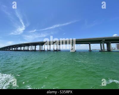 Vue de perspective du pont Destin sur l'eau émeraude du golfe du Mexique Banque D'Images