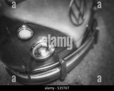 Bus Volkswagen vintage en noir et blanc Banque D'Images