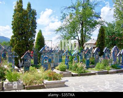 🇷🇴 unique Cimetière Joyeux à Săpânța, Maramureș célèbre pour ses pierres tombales colorées avec des peintures naïves et des épitgraphes blancs poétiques /Cimitirul vesel DIN Săpânța, Roumanie Banque D'Images