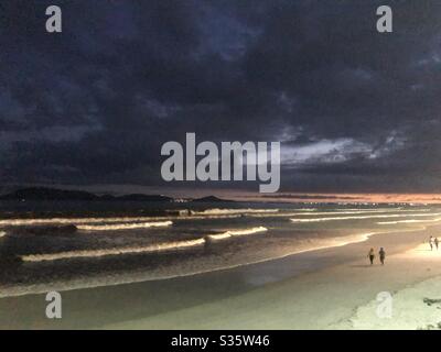 Une promenade en soirée sur la plage le soir à Cabo Frio, Brésil. Banque D'Images