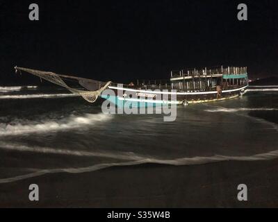 Un bateau de pêche sur la plage de Cabo Frio, Brésil. Banque D'Images