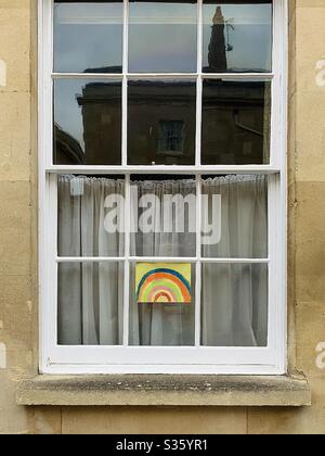 Rainbow in a window, coronavirus Pandemic, mai 2020 Banque D'Images