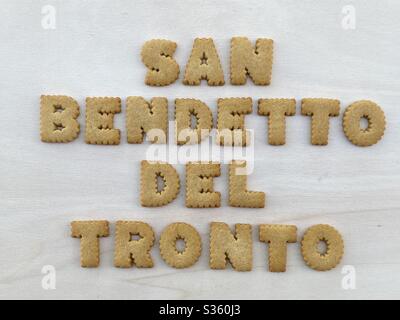 San Benedetto del Tronto, ville touristique face à la mer Adriatique, Italie, souvenir avec des lettres maison en biscuit sur un panneau en bois Banque D'Images