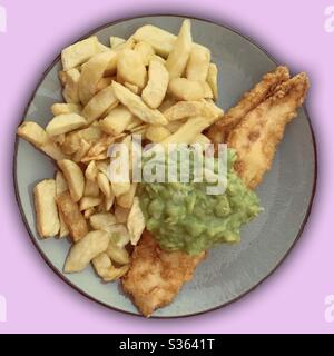 Fish and chips with mushy Peas. Repas anglais traditionnel. Thé chippy. Fish n chips Banque D'Images