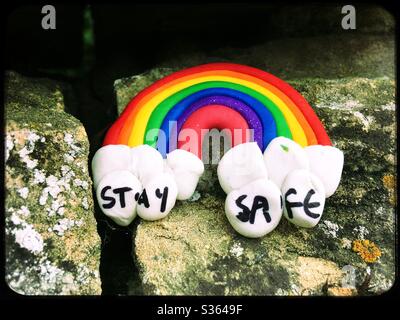 Message de bonne volonté fait maison laissé sur le mur de pierre du village pendant un confinement en pandémie de COVID. Lincolnshire, Royaume-Uni. Banque D'Images