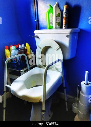 Toilettes avec siège et poignées surélevés pour une personne âgée Banque D'Images