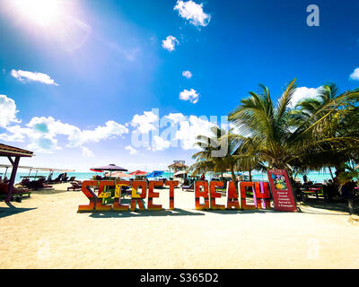 L'entrée à Secret Beach sur Ambergris Caye, Belize, le 13 mars 2020. Banque D'Images