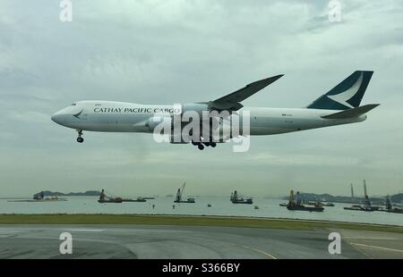 Le Boeing 747-800 de Cathay Pacific Airways débarque sur la piste 25 à l'aéroport CHEP Lap Kok, à Hong Kong. Banque D'Images