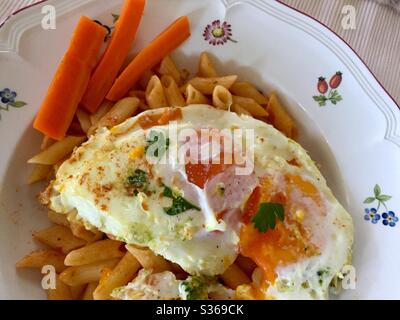 Œufs sur la tortilla à la noix de coco avec des pâtes Banque D'Images