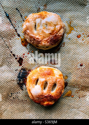 Mini-tartes aux pommes et à la cannelle faites avec une pâte feuilletée Banque D'Images