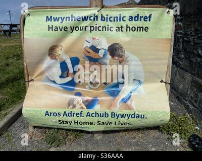 Aberystwyth, pays de Galles de l'Ouest, Royaume-Uni. Dimanche 17 mai 2020. News: Un panneau encourageant les gens à rester à la maison et sauver des vies en faisant leur pique-nique à la maison©️Rose Voon/Alay Live News Banque D'Images