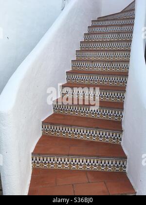 Les tuiles traditionnelles portugaises Azulejo peintes utilisées pour décorer les marches/escaliers de la villa au Portugal. Banque D'Images