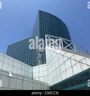 LOS ANGELES, CA, MAI 2020 : vue rapprochée de l'architecture du centre de congrès de Los Angeles dans le quartier de South Park dans le centre-ville Banque D'Images