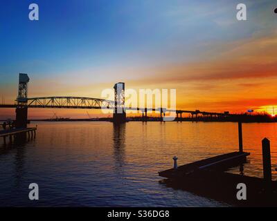 Cape Fear Memorial Bridge à Wilmington, Caroline du Nord, au coucher du soleil Banque D'Images