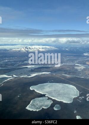 Image aérienne des zones sauvages à l'ouest d'Anchorage, en Alaska, avec les montagnes de la 'Leeping Lady' au loin. Banque D'Images