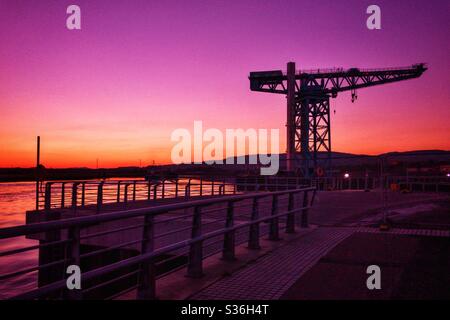 Clydebank coucher de soleil à la grue Titan sur la rivière Clyde. Banque D'Images