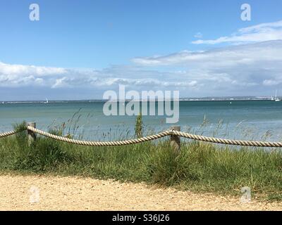 Vue sur Solent depuis la plage à Osborne House en direction de Gosport et Portsmouth, Hampshire, Royaume-Uni. Banque D'Images