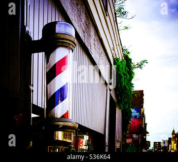 DUBUQUE, IOWA, 26 mai 2020 – photo en gros plan d'un poteau de barbier rouge, blanc et bleu situé sur la façade du salon de coiffure dans la vieille partie du centre-ville, le jour ensoleillé du printemps Banque D'Images
