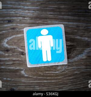 Un panneau de toilette masculin ou gents sur fond de bois avec espace de copie Banque D'Images