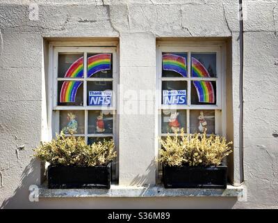 Windows affiche un dessin arc-en-ciel et des messages de soutien pour le NHS National Health Service dans un chalet à Adderbury dans l'Oxfordshire en Angleterre pendant la pandémie du coronavirus. Banque D'Images