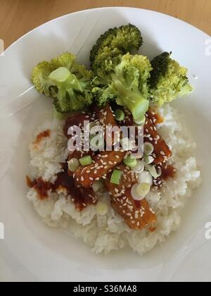 Tofu croustillant, brocoli et riz Banque D'Images