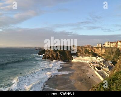 Marée entrant et coucher de soleil à la plage de Newquay Banque D'Images