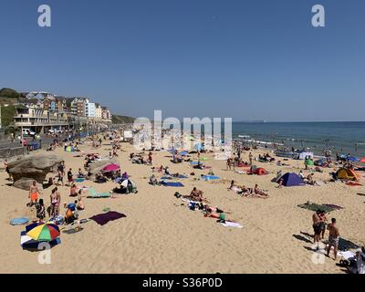 Les amateurs de plage sont vus à Boscombe près de Bournemouth pendant le week-end avant la détente des règles de confinement en raison de la pandémie du coronavirus en Angleterre. Banque D'Images