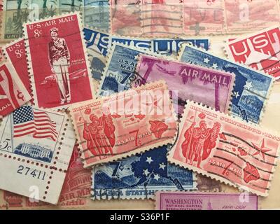 Gros plan des timbres commémoratifs américains dans un livre de collection de timbres, USA Banque D'Images