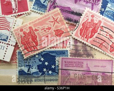 Gros plan des timbres commémoratifs américains dans un livre de collection de timbres de 1959, États-Unis Banque D'Images