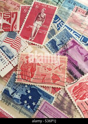 Gros plan des timbres commémoratifs américains de 1959 dans un livre de collection de timbres, USA Banque D'Images