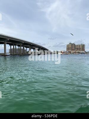 Vue en bateau sur destin, pont de Floride et paysage urbain depuis la vue en bateau Banque D'Images