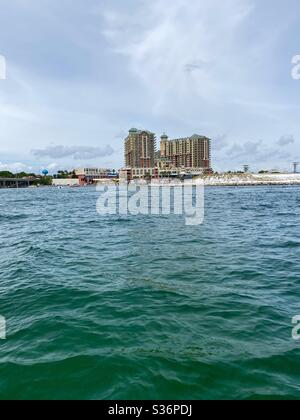 Vue en bateau sur Harborwalk Village à destin, Floride Banque D'Images