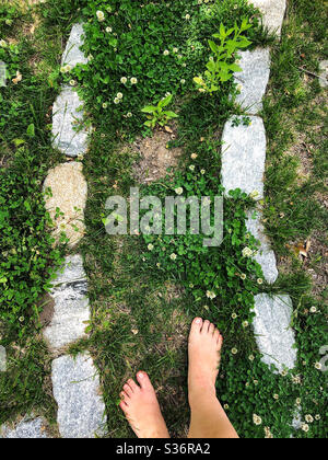 Femme marchant labyrinthe ou labyrinthe en été Banque D'Images