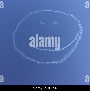 Bristol, Angleterre, Royaume-Uni - 2 juin 2020 : un visage souriant créé par un pilote volant un petit avion au-dessus de la ville de Bristol, en début de soirée avec un ciel bleu clair Banque D'Images