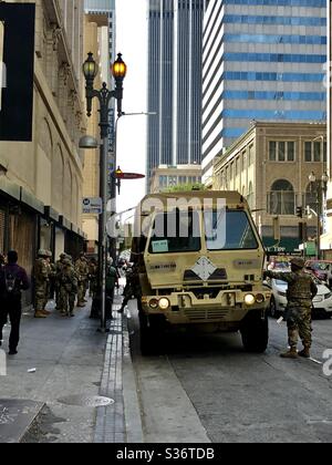 La Garde nationale se présente dans le centre-ville de Los Angeles après des nuits de pillage après les marches de protestation 5.31.2020 Banque D'Images