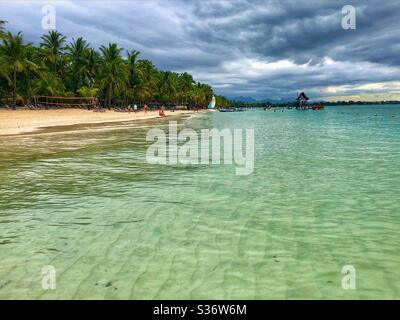 Plage tropicale à l'île Maurice par une journée nuageux. Banque D'Images