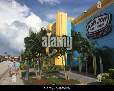 Cocoa Beach, Floride / États-Unis - le 1er juin 2020 : un homme et une femme marchent à côté du magasin phare de Ron Jon Surf Shop dans cette ville balnéaire populaire de Floride. Banque D'Images