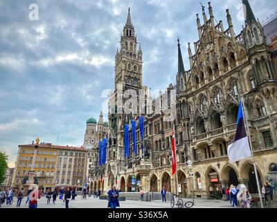"Neues Rathaus" - nouvel hôtel de ville de Munich à la place Marienplatz. Banque D'Images