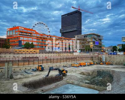 Ancien quartier des usines “Werksviertel” à l'est de Munich: Chantier, immeubles de bureaux modernes et nouvelle grande roue de Ferris. Banque D'Images