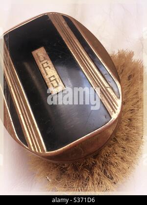 Gros plan d’une paire de brosses à cheveux paraphées pour homme des années 1920, aux États-Unis Banque D'Images