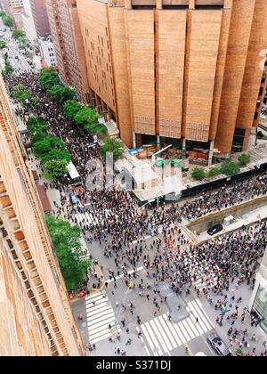 Des milliers de manifestants défilent paisiblement dans le centre de Manhattan dans une vie noire, protestant contre la mort de George Floyd, 2 juin 2020, NYC, États-Unis Banque D'Images