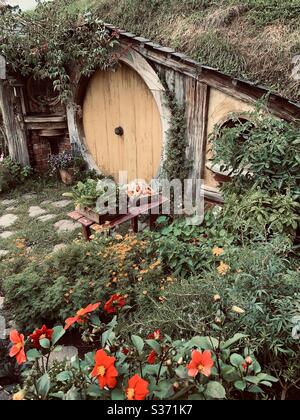 Hobbitebourg. Bucolique lieu en Nouvelle-Zélande où vivent les hobbits de la Terre du milieu. Ensemble de films Lord of the Rings. Porte en bois jaune Banque D'Images