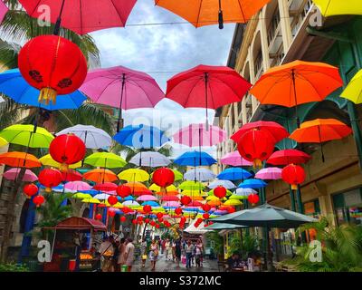 Place des parasols au bord de mer de Caudan à Port Louis, Maurice. Banque D'Images