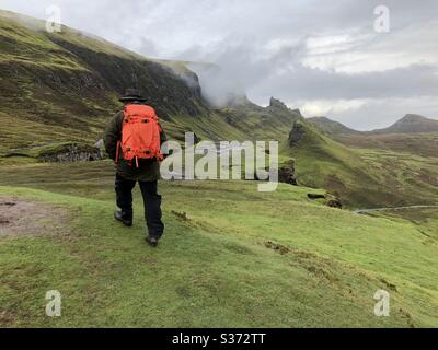 Un marcheur sur l'île de Skye, en Écosse. Banque D'Images